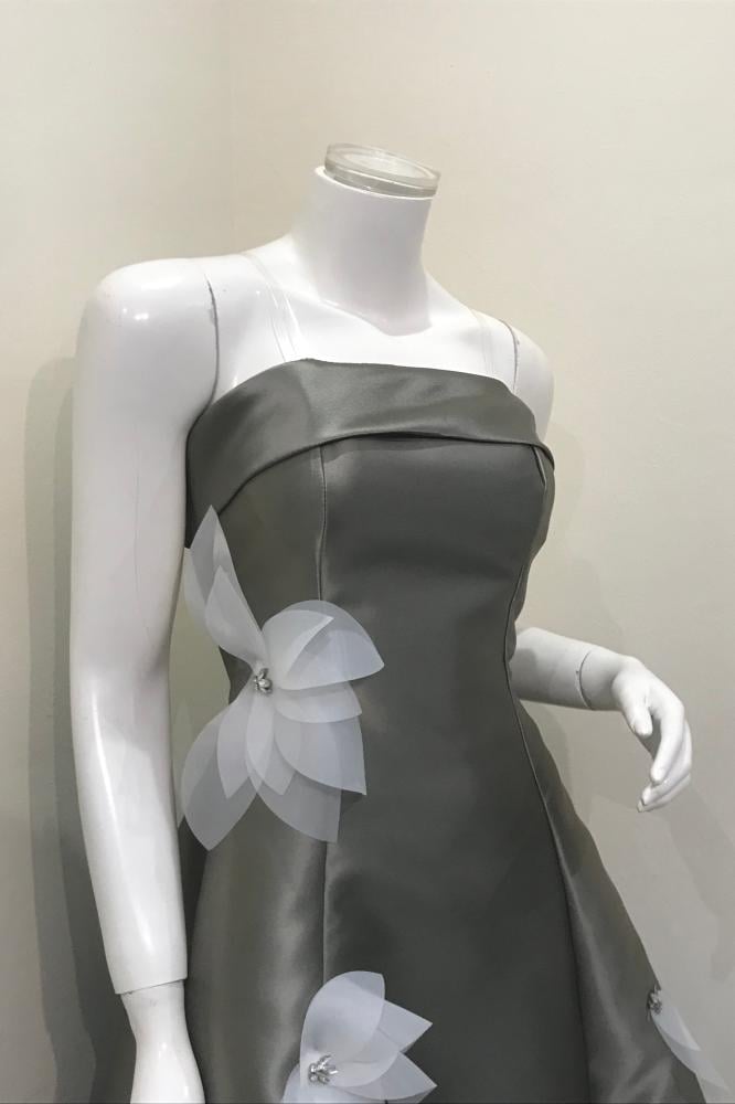 فستان ميدي أنيق بياقة منسدلة مورد بالفصوص