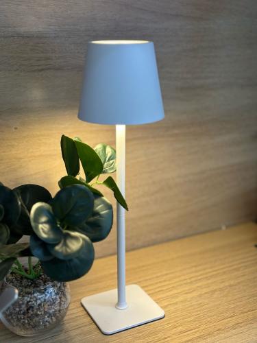 مصباح طاولة LED