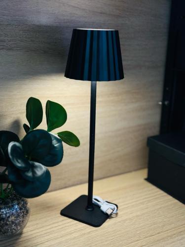 مصباح طاولة LED