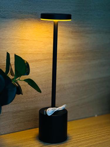 مصباح طاولة LED