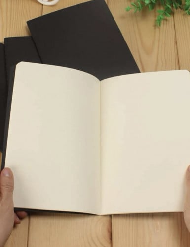 دفتر بغلاف اسود غير مسطر