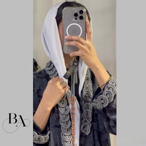 B202 عباية سوداء حرير مغسول مع كروشيه رمادي