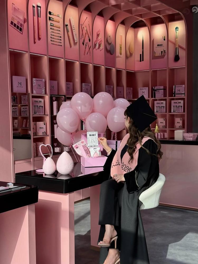 عبايات تخرج 2026 لون أسود مع وشاح تخرج بنك