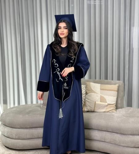 تصميم عباية تخرج راقية لون كحلي بأكمام واسعة وقماش...