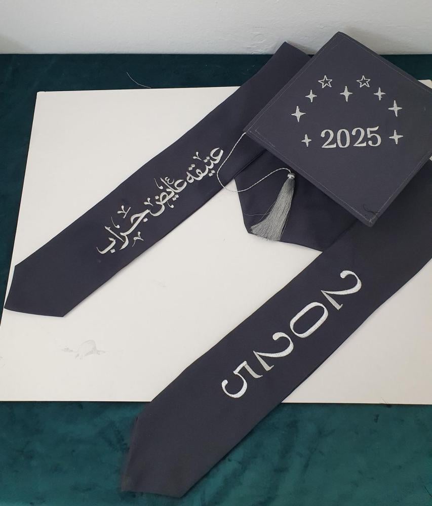 طقم وشاح تخرج رمادي مميز مع قبعة تخرج 2025