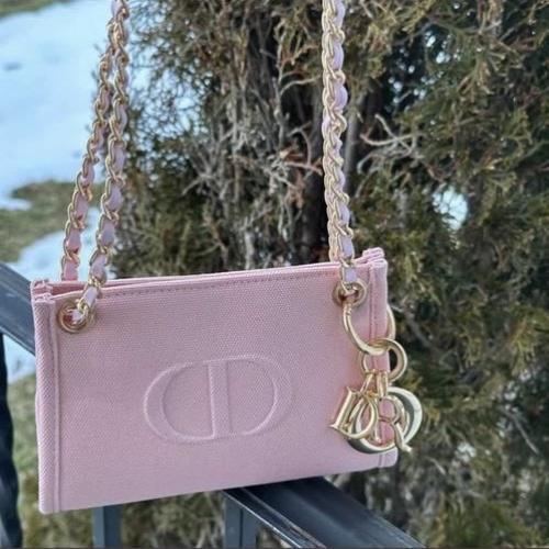 شنطة وردية من DIOR بشكل جديد