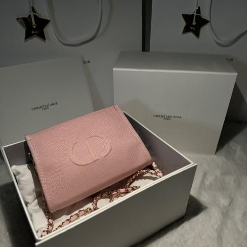 شنطة وردية من DIOR