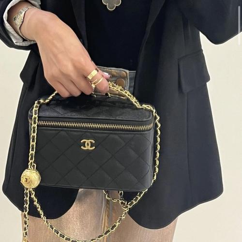 شنطة كاڤيار مع مسكة من CHANEL