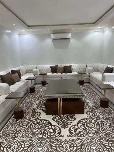 طقم طاولات ضيافه سطح زجاج ارجل خشب حبه كبيره و 5خد...