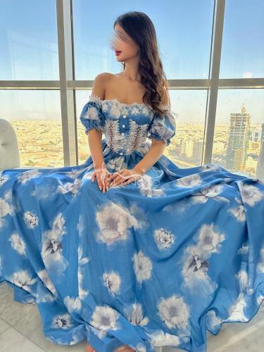 فستان روان سماوي نص كم بزهور قطن