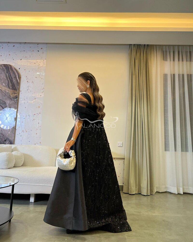 فستان باللون الاسود