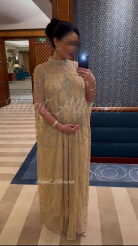 فستان حامل مزين بتطريز يدوي بتصميم أنيق