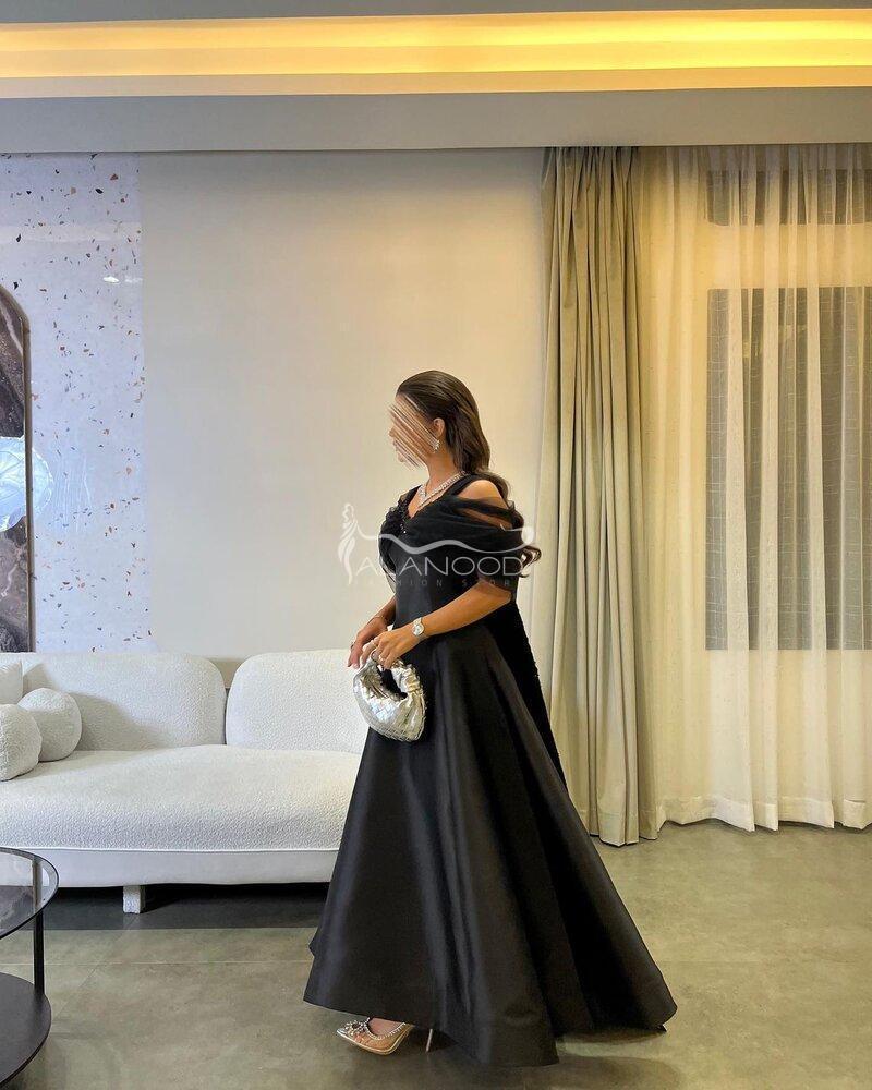 فستان باللون الاسود