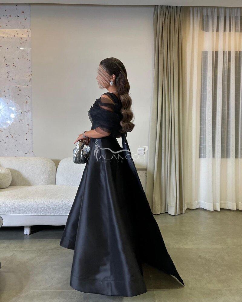 فستان باللون الاسود