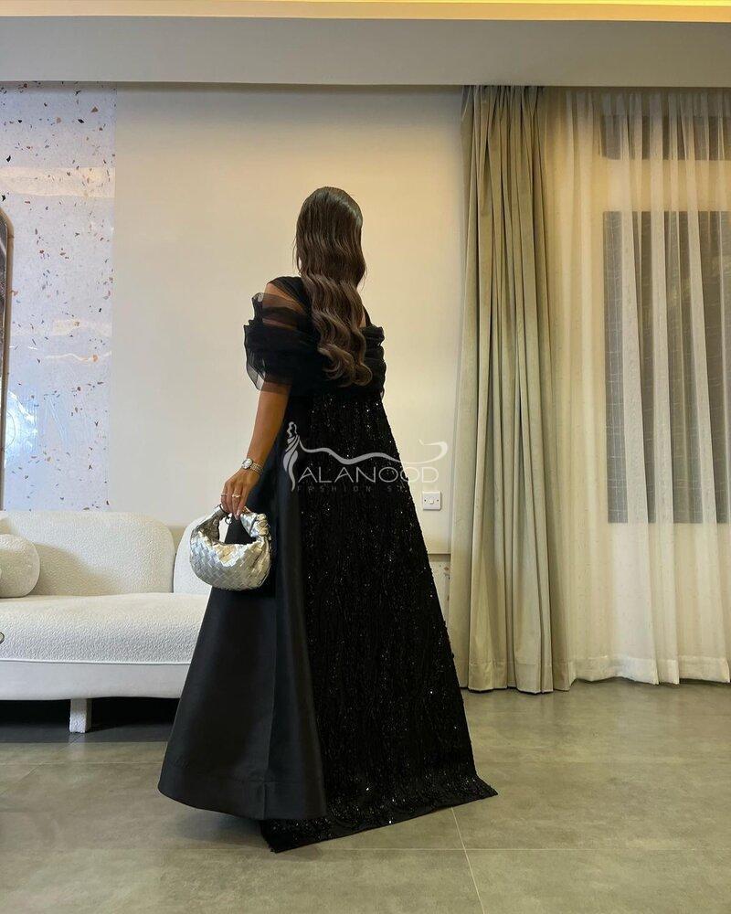 فستان باللون الاسود