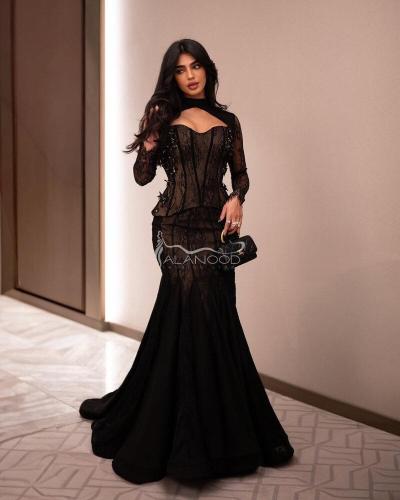 فستان اسود دانتيل أنيق وجذاب