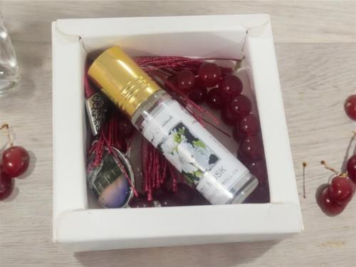 مجموعة ( سبحة و عطر ) اللون الأحمر