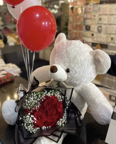 دب مع باقه 20 ورد جوري مع 4 بلالين هيليوم