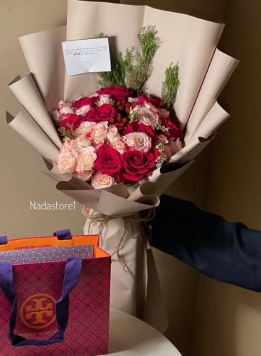 باقة ورد مابين الورد الجوري والبيبي روز