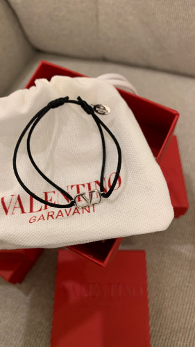 Valentino أسود (خصم للقطعه فيه اثر بسيط موضح بباقي الصور)