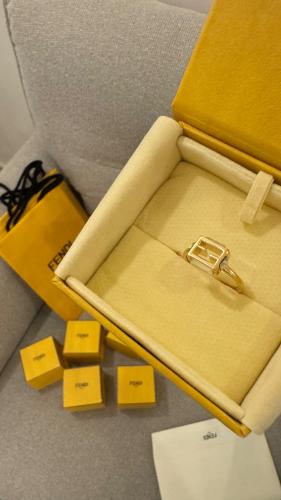 ذهبي Fendi ring