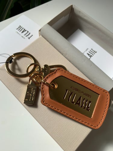 ميدالية alviero martini