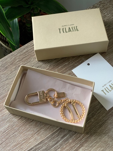 ميدالية alviero martini