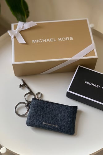 Michael Kors ميداليه