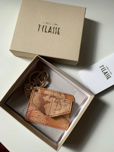 ميدالية alviero martini