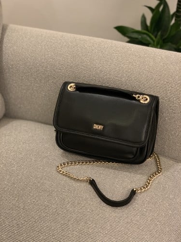 (فيه اثر على الجلد مرروا الصوره) DKNY Bag