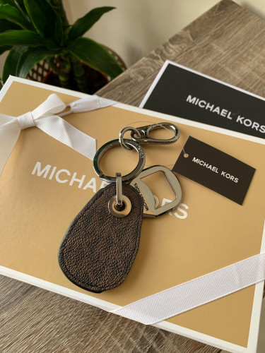 ميدالية Michael Kors بني
