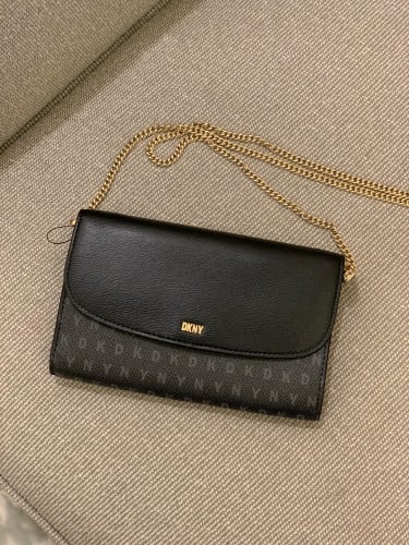 (خصم للقطعه فيها اثر على الجلد من الشحن مرروا الصور ) Dkny