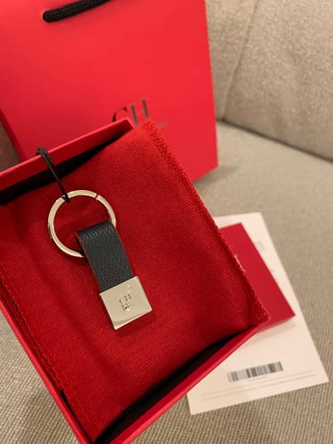 ميداليه CH (فيه تغير بسطح الميداليه مرروا الصور)