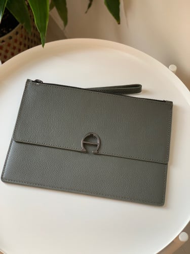 Etienne Aigner زيتي غامق