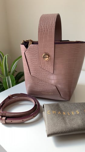 شنطة Charles & Kieth