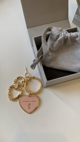 ميدالية Charles & Keith