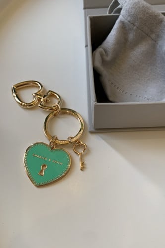 ميدالية Charles & Keith