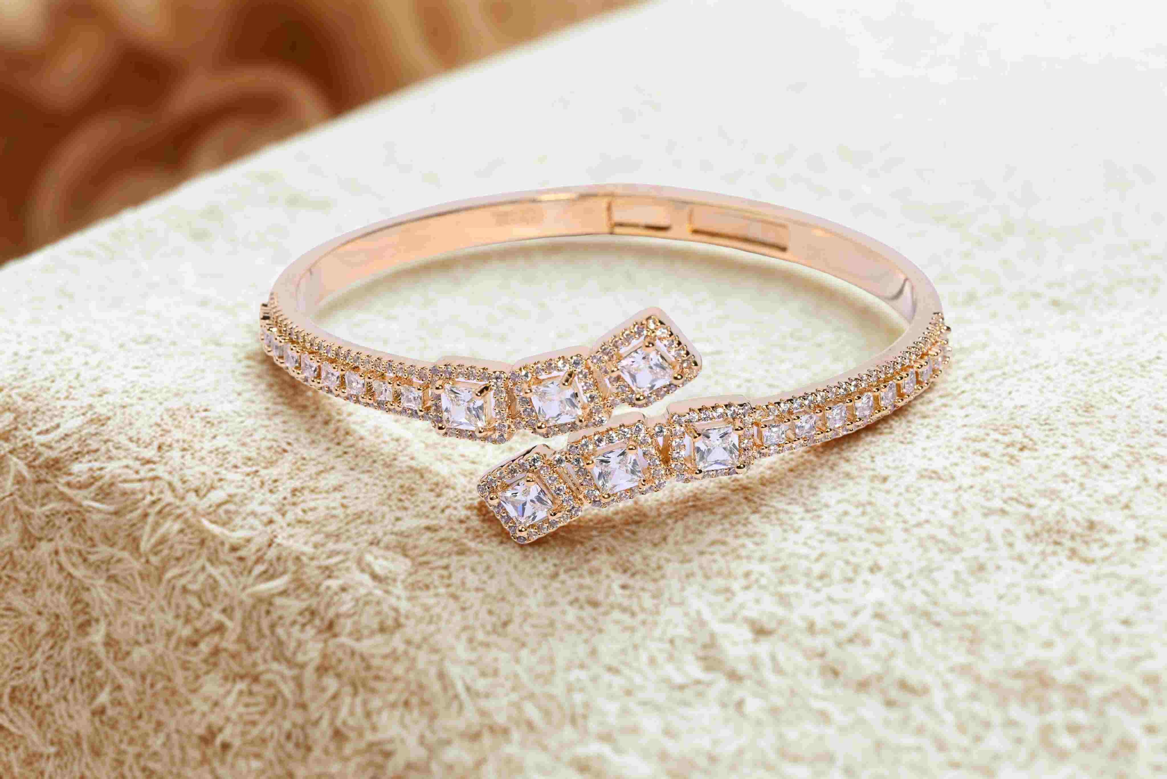 سوارة واقفة