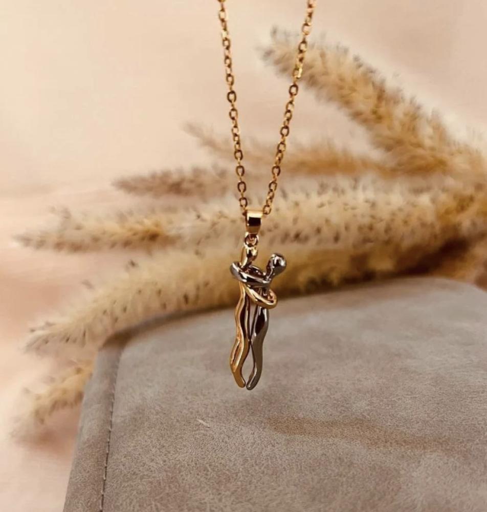 عقد العناق الابدي ( ليحتضنك دائما بدلاٌ عني )