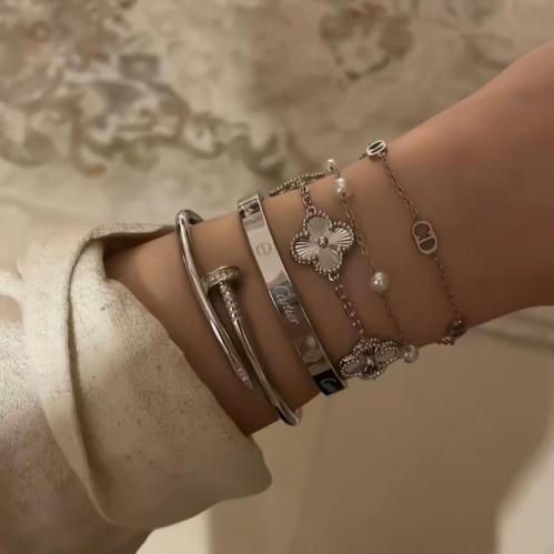 بكج اساور ماركة ذهبي او فضي