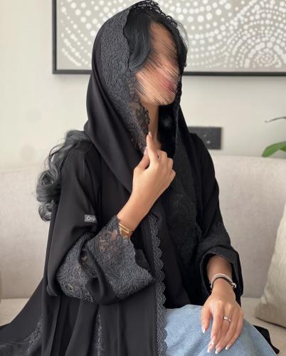 عبايه كريب ملكي مع دانتيل (R12)