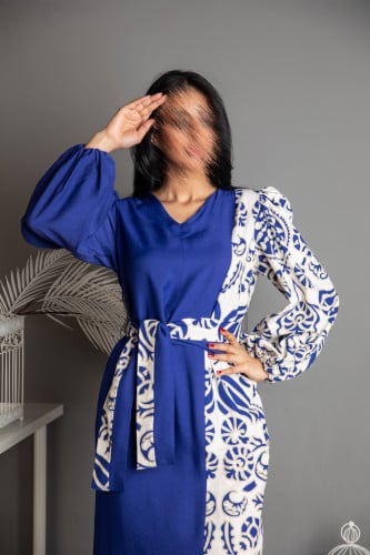 جلابية مزينة بطبعات أبيض ونيلي
