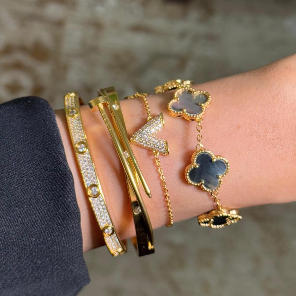 أساور لمسة أنثى الذهبية