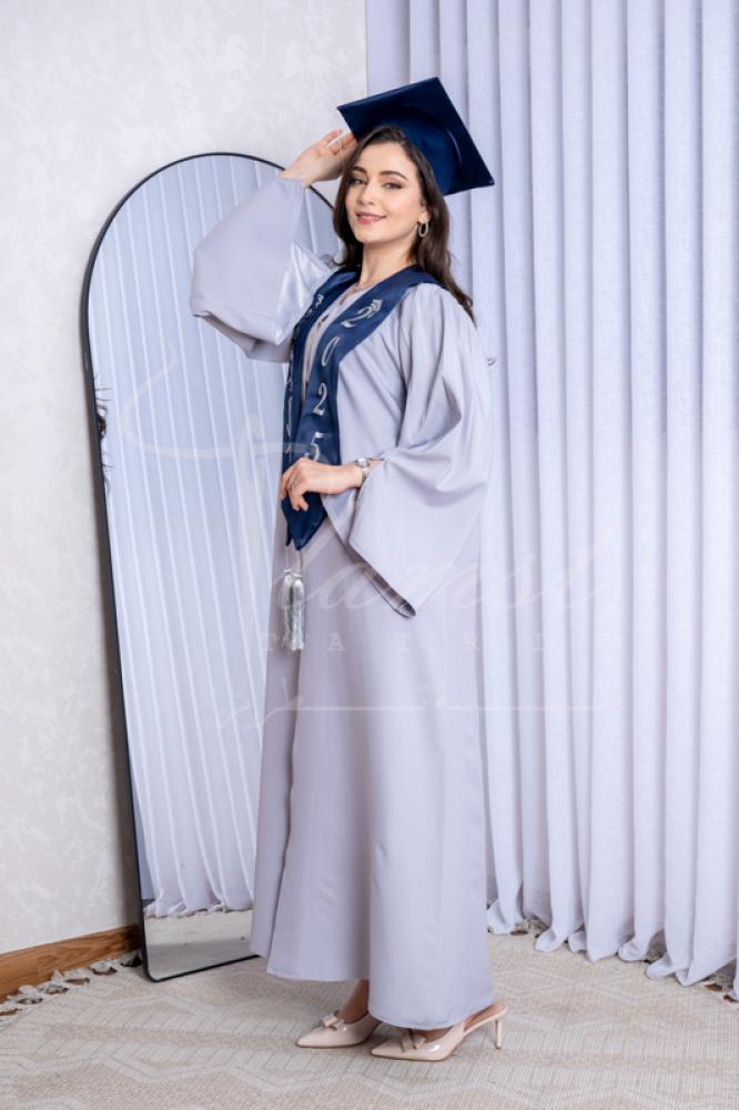 روب تخرج بلون رمادي وكحلي من لمسة تطريز للهدايا