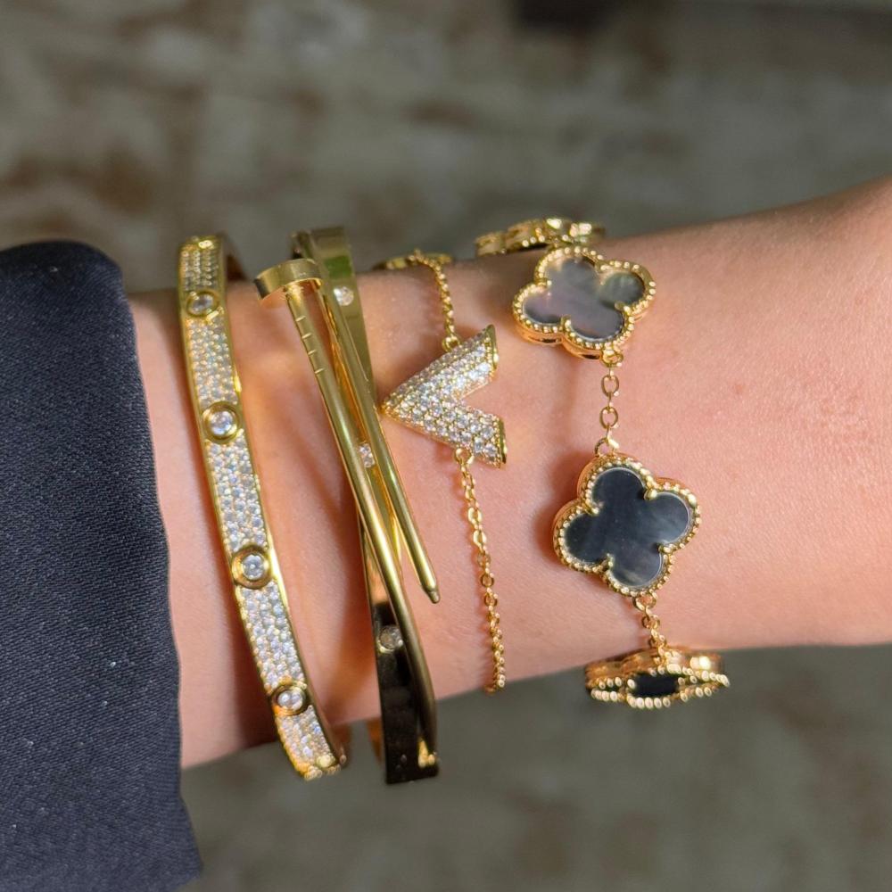 أساور لمسة أنثى الذهبية