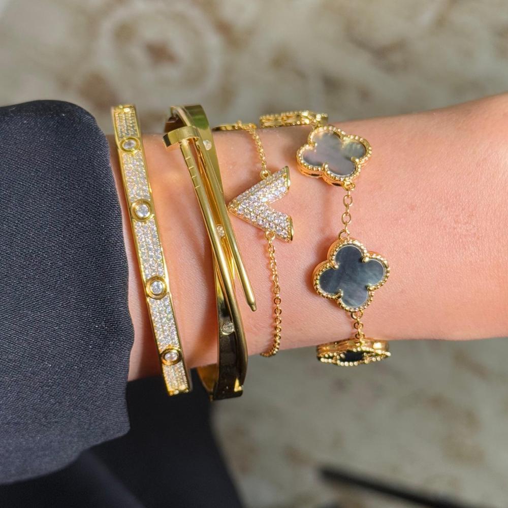 أساور لمسة أنثى الذهبية