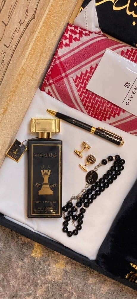 بوكس هدية رجالي مسبحة وعطر عود لمسة تطريز