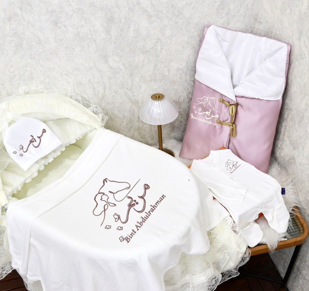 طقم مواليد بنات مطرز بالاسم حسب الطلب