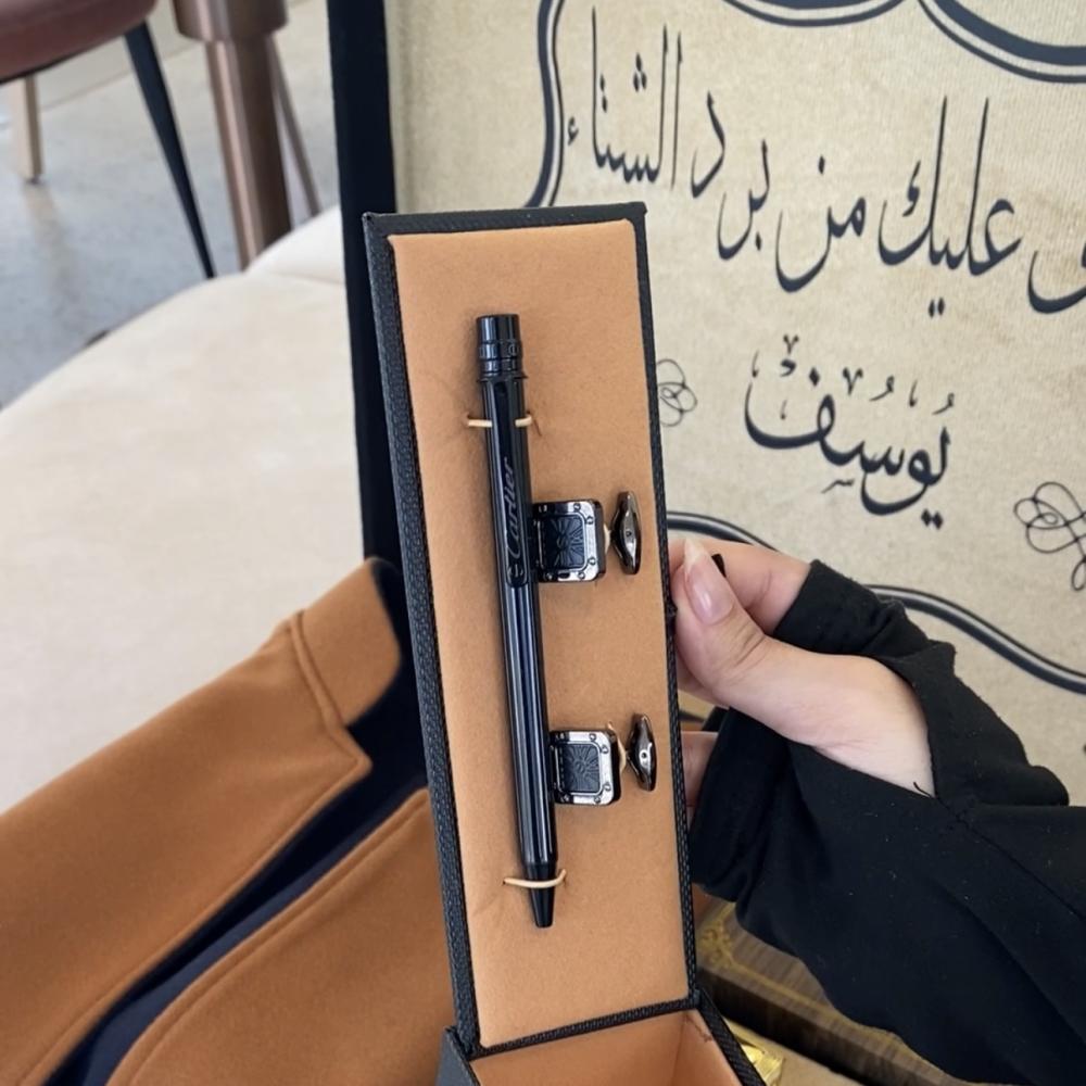 علبة قلم وكبك لمسة تطريز