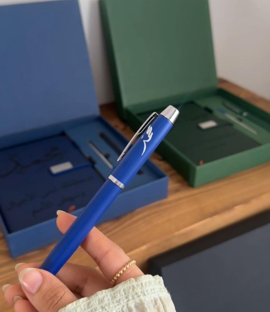 قلم معدني أنيق محفور بالاسم لمسة تطريز